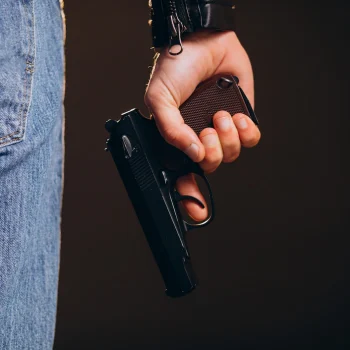 ator-de-homem-bonito-posando-em-estudio-com-arma_1303-26970